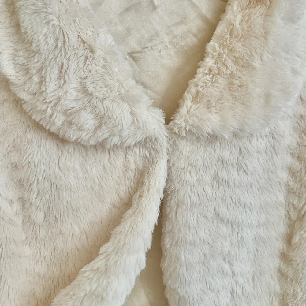 CHIC, GIRLS, OFF-WHITE, FAUX FUR COAT. FULLY LINED, FRONT HOOK CLOSURE. SIZE 8